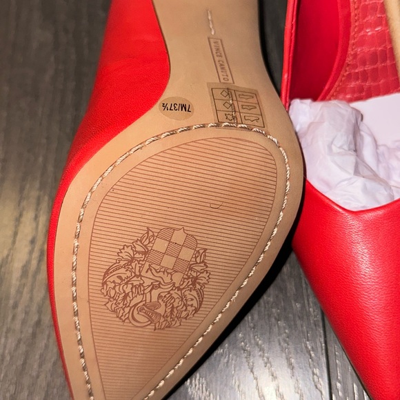 VINCE CAMUTO AKENTA PUMP - Picture 6 of 8